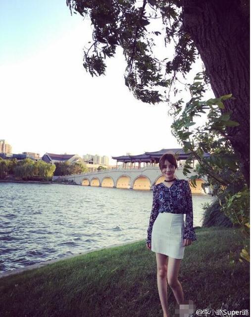 李小璐的盛夏八月這樣開始 凝視湖面美似畫
