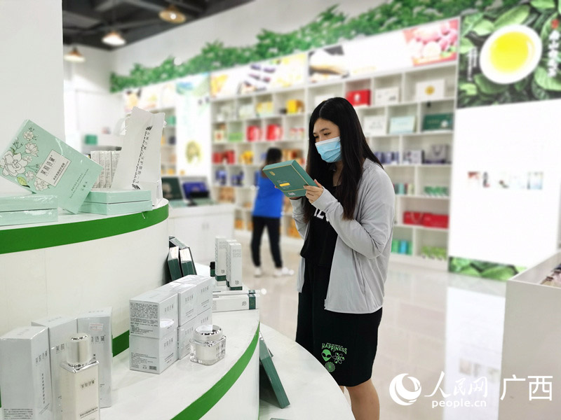 游客在廣西橫州市電子商務(wù)產(chǎn)業(yè)園孵化中心了解茉莉花相關(guān)產(chǎn)品。人民網(wǎng) 付華周攝