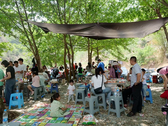 貴州羅甸：多元業(yè)態(tài)解鎖<a href=http://www.arpwindows.com target=_blank class=infotextkey>旅游</a>新體驗_fororder_在新艾灘露營、燒烤的游客
