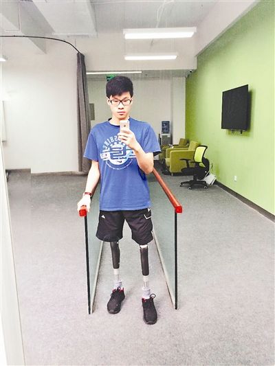 為救同學失雙腿 