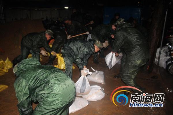 暴雨致�？谝凰奚針堑鼗� 武警官兵深夜救援