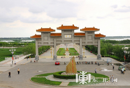 龍江自駕達(dá)人與網(wǎng)絡(luò)大咖齊聚鶴城 游濕地 觀工廠 感受魅力齊齊哈爾發(fā)展活力