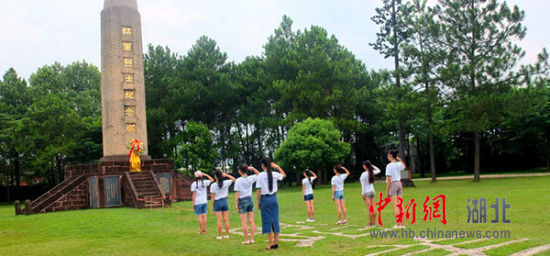 湖北民院開(kāi)展“紀(jì)念長(zhǎng)征勝利80周年”社會(huì)實(shí)踐