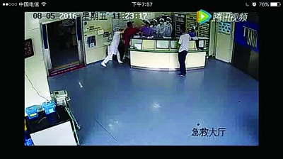 男子嫌“動(dòng)作慢”拳打懷孕護(hù)士 警方已介入調(diào)查(圖文)