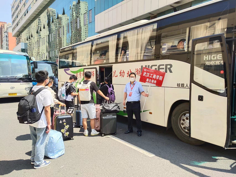 教工志愿者在火車站迎接新生。