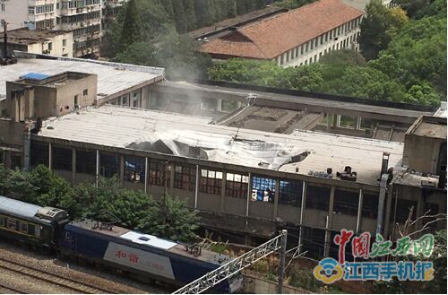 江西師大老校區(qū)樓房坍塌?校方聲明:食堂在裝修