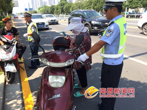 違章被查大媽稱親戚是領導 讓交警去銀行拿罰款
