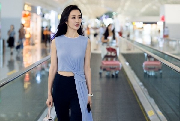 王鷗現(xiàn)身機場小露蠻腰 造型別致吸引眼球(圖文)