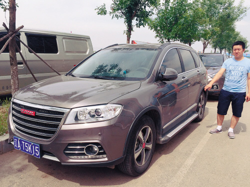 小區(qū)外停車位里 三四十輛私家車遭劃