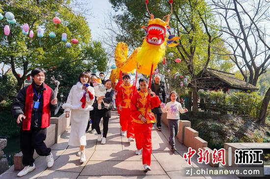 舞龍表演吸引游人。中新社發(fā)西溪濕地供圖