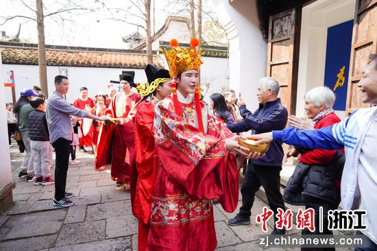 “財神”為游客送福。中新社發(fā)西溪濕地供圖