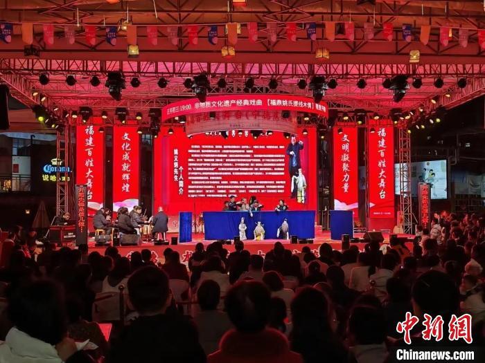 蕉城夜市非遺過(guò)大年市集活動(dòng)現(xiàn)場(chǎng)�！≈芪膭� 攝