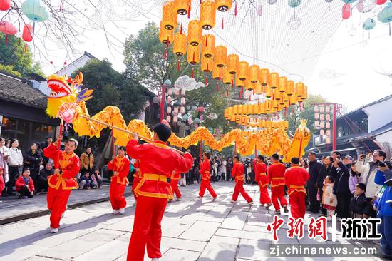 舞龍表演吸引游人。中新社發(fā)西溪濕地供圖