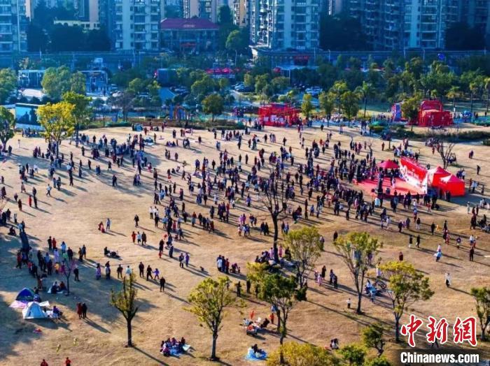 東湖北岸人民公園百姓大舞臺(tái)吸引游人如織。　柳明格 攝