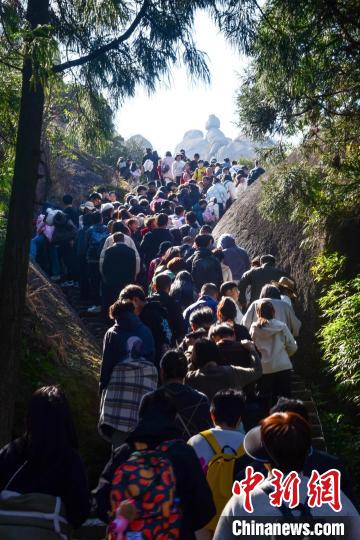 福鼎太姥山景區(qū)游人如織。　李步登 攝