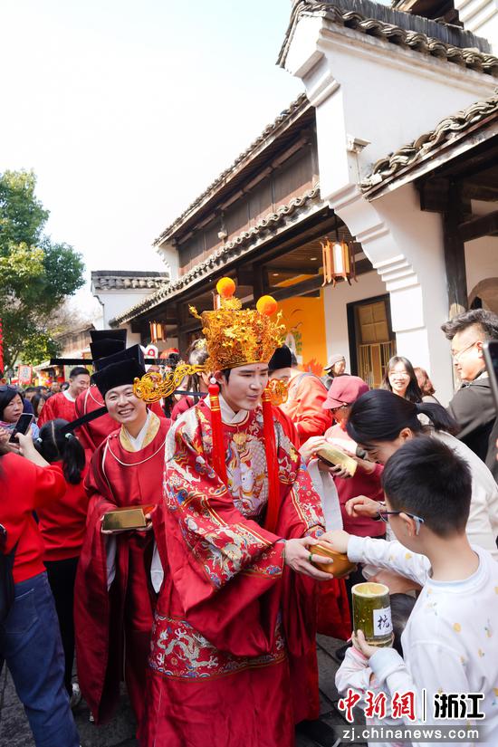 “財神”為游客送福。中新社發(fā)西溪濕地供圖