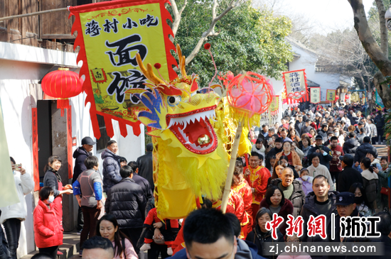 舞龍隊伍穿行于游客間。中新社發(fā)西溪濕地供圖