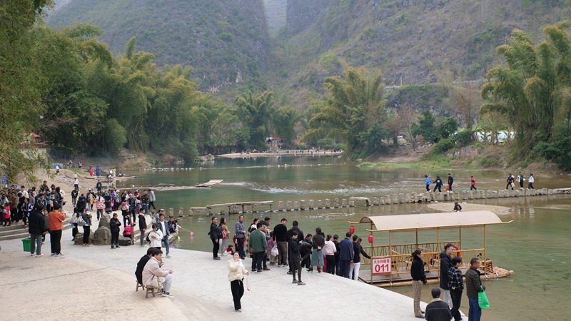 游客在大小井風(fēng)景名勝區(qū)游玩。