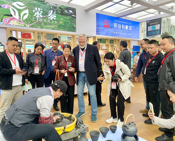 第二十屆蒙頂山茶文化<a href=http://www.arpwindows.com target=_blank class=infotextkey>旅游</a>節(jié)在四川雅安開(kāi)幕_fororder_嘉賓們觀看雅安滎經(jīng)黑砂器制作-攝影-楊雯涵
