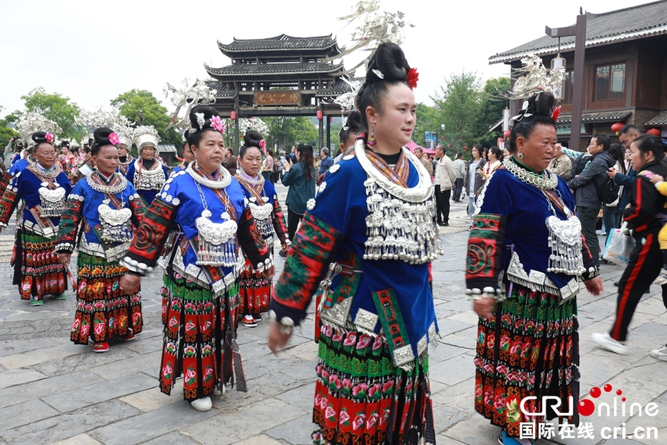 貴州丹寨“五一”<a href=http://www.arpwindows.com target=_blank class=infotextkey>旅游</a>市場火熱 舉辦精彩紛呈系列活動_fororder_苗族盛裝巡游  攝影  楊展凌