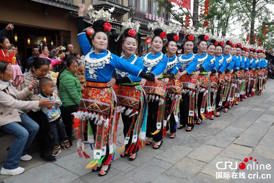貴州丹寨“五一”<a href=http://www.arpwindows.com target=_blank class=infotextkey>旅游</a>市場火熱 舉辦精彩紛呈系列活動_fororder_苗族錦雞舞表演 攝影  楊展凌