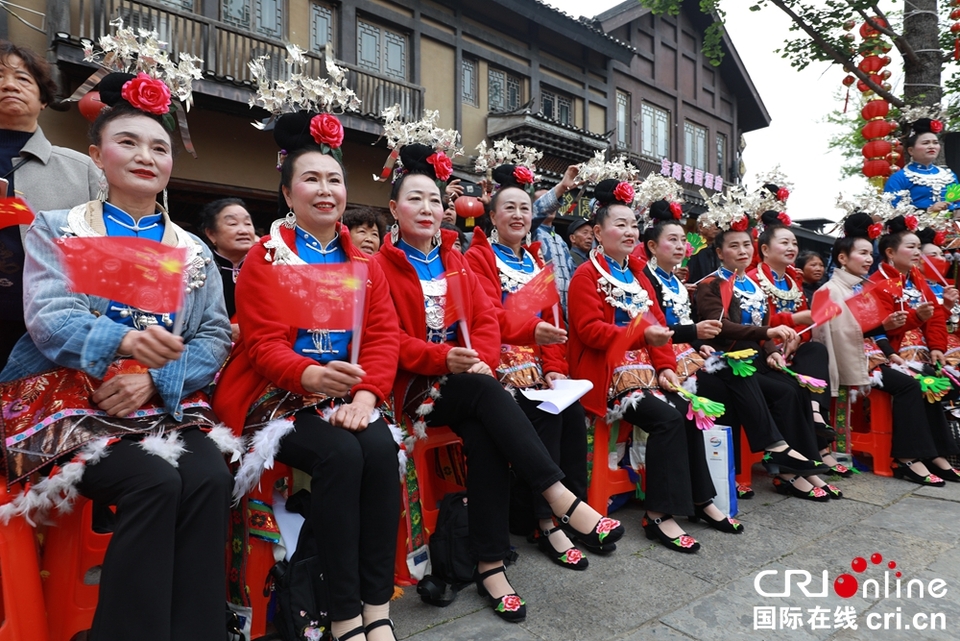 貴州丹寨“五一”<a href=http://www.arpwindows.com target=_blank class=infotextkey>旅游</a>市場火熱 舉辦精彩紛呈系列活動_fororder_參加活動的苗家女  攝影  楊展凌