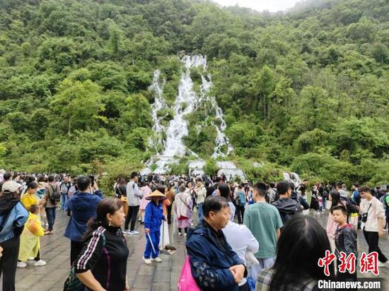 圖為游客在貴州游覽荔波小七孔景區(qū)。莫珍桃 攝