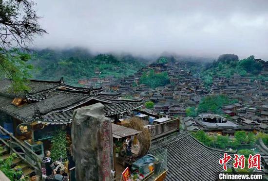 圖為貴州西江千戶苗寨景區(qū)。明雪嬅供圖