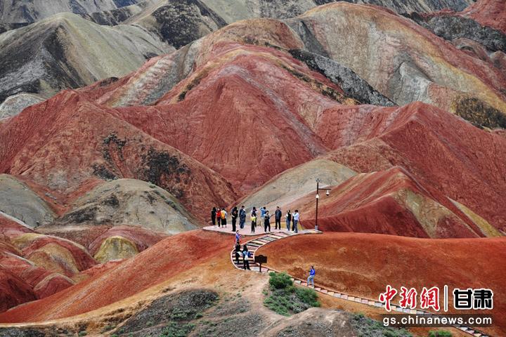 圖為甘肅省張掖市“絲路景點”七彩丹霞雨后色彩斑斕。(資料圖)楊艷敏 攝