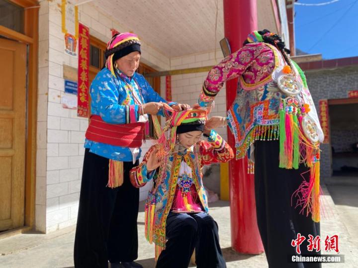 在藏歷新年，還未出嫁的藏族姑娘由家中年長(zhǎng)的婦女們精心打扮、梳洗發(fā)簪、佩戴首飾，再去學(xué)習(xí)跳羅羅舞、朵迪舞等傳統(tǒng)藏民族風(fēng)俗，如此代代傳承，生生不息。