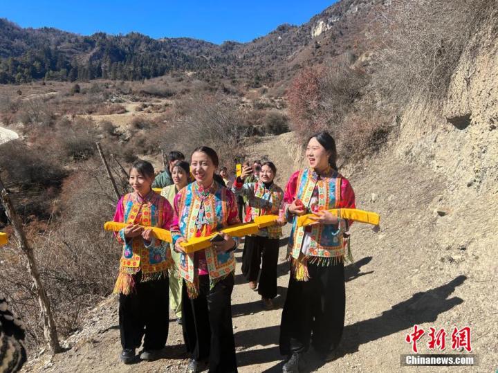 甘南藏族自治州巴寨溝措地村舉行一年一度的曬經(jīng)節(jié)，即每年正月初三由寺院里的高僧將藏經(jīng)分發(fā)給民眾，村民凈身摘帽恭敬領(lǐng)取，然后抱著經(jīng)文口誦六字真言，繞著全村轉(zhuǎn)一圈，以祈福萬(wàn)物復(fù)蘇、風(fēng)調(diào)雨順。莎木央金 攝