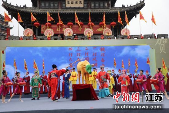 “打春牛”現(xiàn)場。顧建 攝