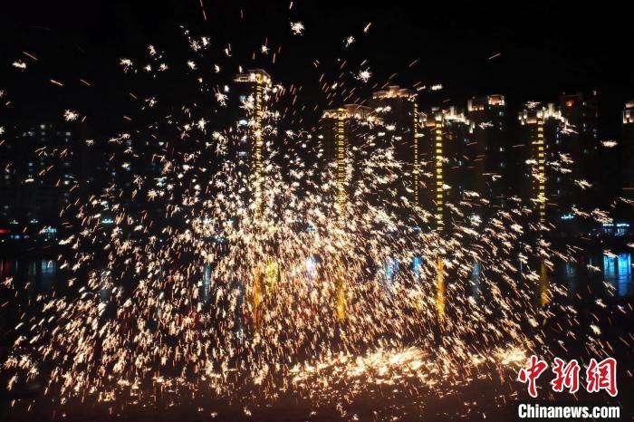 “過年打鐵花”是臨夏州永靖縣的民俗傳統(tǒng)。這項(xiàng)民俗表演，其實(shí)有著硬核技術(shù)作支撐，那就是入選國(guó)家級(jí)非遺的“永靖王氏生鐵冶鑄技藝”。侯奇志 攝

　　