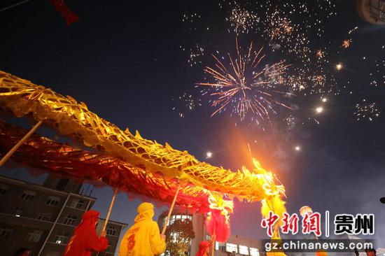2月18日，在大方縣城舞龍現(xiàn)場 周訓(xùn)貴攝