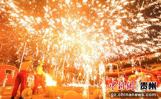2月18日，在大方縣城舞龍現(xiàn)場。 周訓(xùn)貴攝
