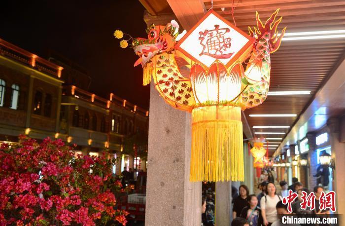 圖為2月20日晚，泉州中山路騎樓兩側(cè)，花燈流光溢彩，美不勝收�！≈行戮W(wǎng)記者 張斌 攝
