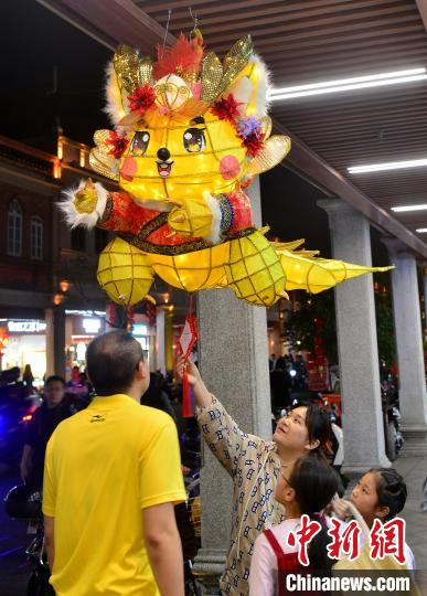 圖為2月20日晚，家長(zhǎng)帶著小孩在泉州中山路賞燈�！≈行戮W(wǎng)記者 張斌 攝