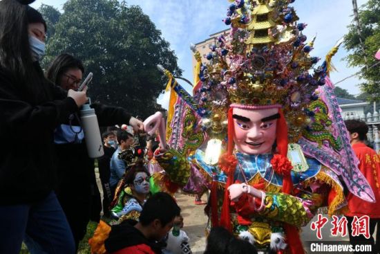 圖為傳統(tǒng)游神民俗活動中的巡游隊伍。中新網(wǎng)記者 呂明 攝