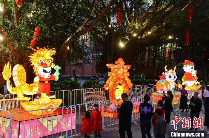 圖為2月20日晚，民眾在泉州古城內(nèi)觀賞花燈�！≈行戮W(wǎng)記者 張斌 攝