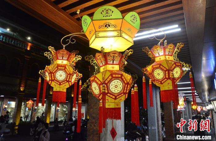 圖為2月20日晚，泉州中山路騎樓兩側(cè)，花燈流光溢彩，美不勝收。 中新網(wǎng)記者 張斌 攝