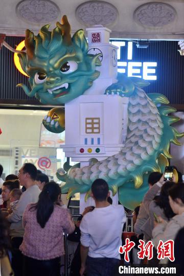 圖為2月20日，民眾在“十龍九子”之“蒲牢”旁參觀拍照�！≈行戮W(wǎng)記者 張斌 攝