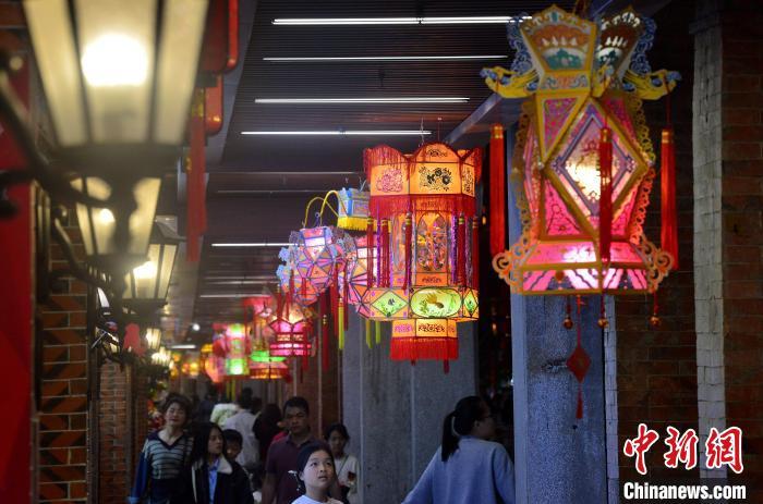圖為2月20日晚，泉州中山路騎樓兩側(cè)，花燈流光溢彩，美不勝收�！≈行戮W(wǎng)記者 張斌 攝