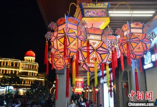 圖為2月20日晚，泉州中山路騎樓兩側(cè)，花燈流光溢彩，美不勝收。 中新網(wǎng)記者 張斌 攝