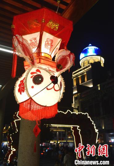 圖為2月20日晚，泉州中山路騎樓兩側(cè)，花燈流光溢彩，美不勝收�！≈行戮W(wǎng)記者 張斌 攝