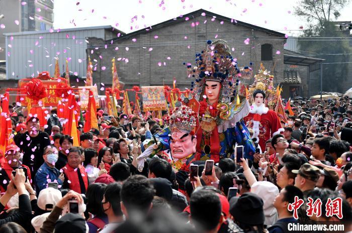 19日上午，一場傳統(tǒng)游神民俗活動在福建省福州市長樂區(qū)潭頭鎮(zhèn)厚福村舉行，來自海內(nèi)外的游客紛紛舉起手機(jī)和相機(jī)拍照留影。中新網(wǎng)記者 呂明 攝