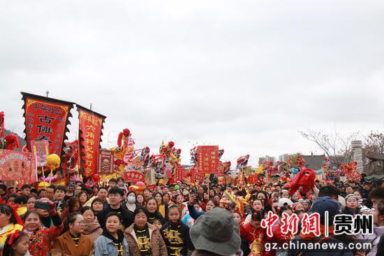 貴州德江舉行龍燈“出龍”儀式