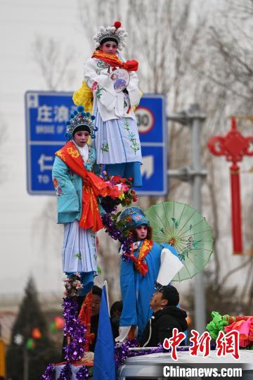 圖為永登社火亭子，其以表演高空雜技、玄妙裝扮為主，擁有“懸、藏、炫”三大特點(diǎn)。李亞龍 攝

