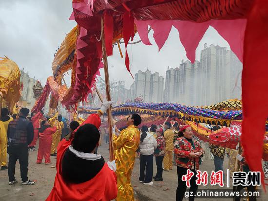貴州德江舉行龍燈“出龍”儀式 。