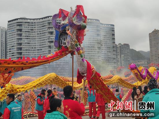 貴州德江舉行龍燈“出龍”儀式 。