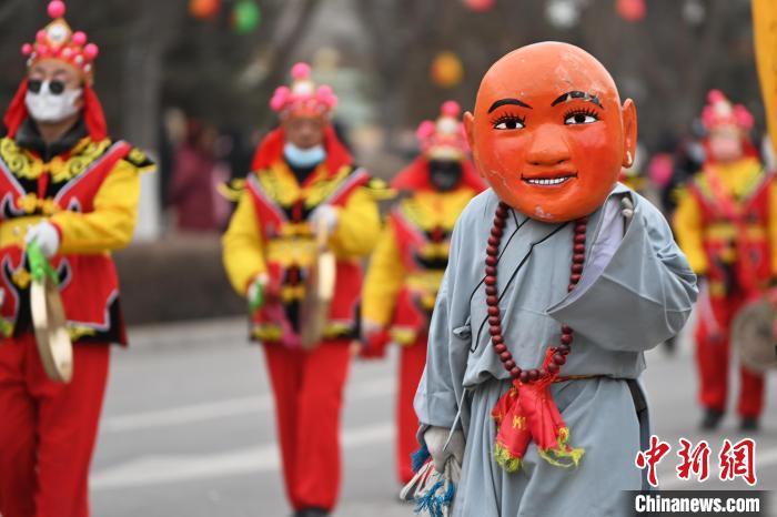 圖為經(jīng)過改進(jìn)展演風(fēng)格的社火表演。李亞龍 攝